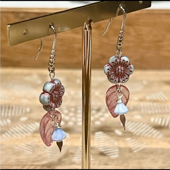 New Gorgeous Czech Glass Morning Glory Flower Earrings - Picture 4 of 9